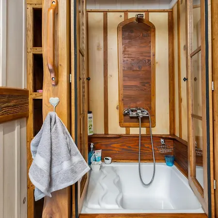 2 Bedroom Amazing In Prázdninový dům